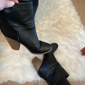 Khols size 8 medium black heeled booty
